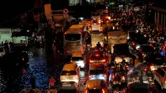 Genangan air setinggi 20-40 cm menyebabkan kemacetan parah di Jalan Daan Mogot, Jakarta, Senin (9/2/2015) malam. (Liputan6.com/Faisal R Syam)