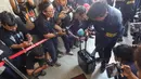 Personel Direktorat Reserse Kriminal Khusus Polda Metro Jaya mengangkut barang bukti kasus dugaan korupsi Tindak Pidana Pencucian uang (TPPU) saat tiba di Gedung Jampidsus Kejaksaan Agung, Jakarta, Jumat (17/7/2026). (KLY/Arie Basuki)