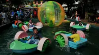 Sejumlah anak tengah bermain di arena permainan yang ada di Pekan Raya Jakarta (PRJ), Senayan, Jakarta, Selasa (2/6/2015). PRJ Senayan yang diikuti oleh 800 UKM tersebut dibuka dari 30 Mei-5 Juni mendatang. (Liputan6.com/Johan Tallo)  