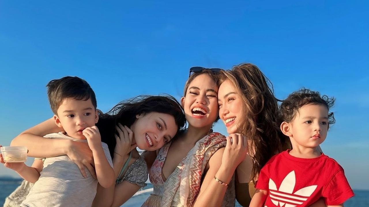 Jedar Asyik Menikmati Sambil Naik Perahu