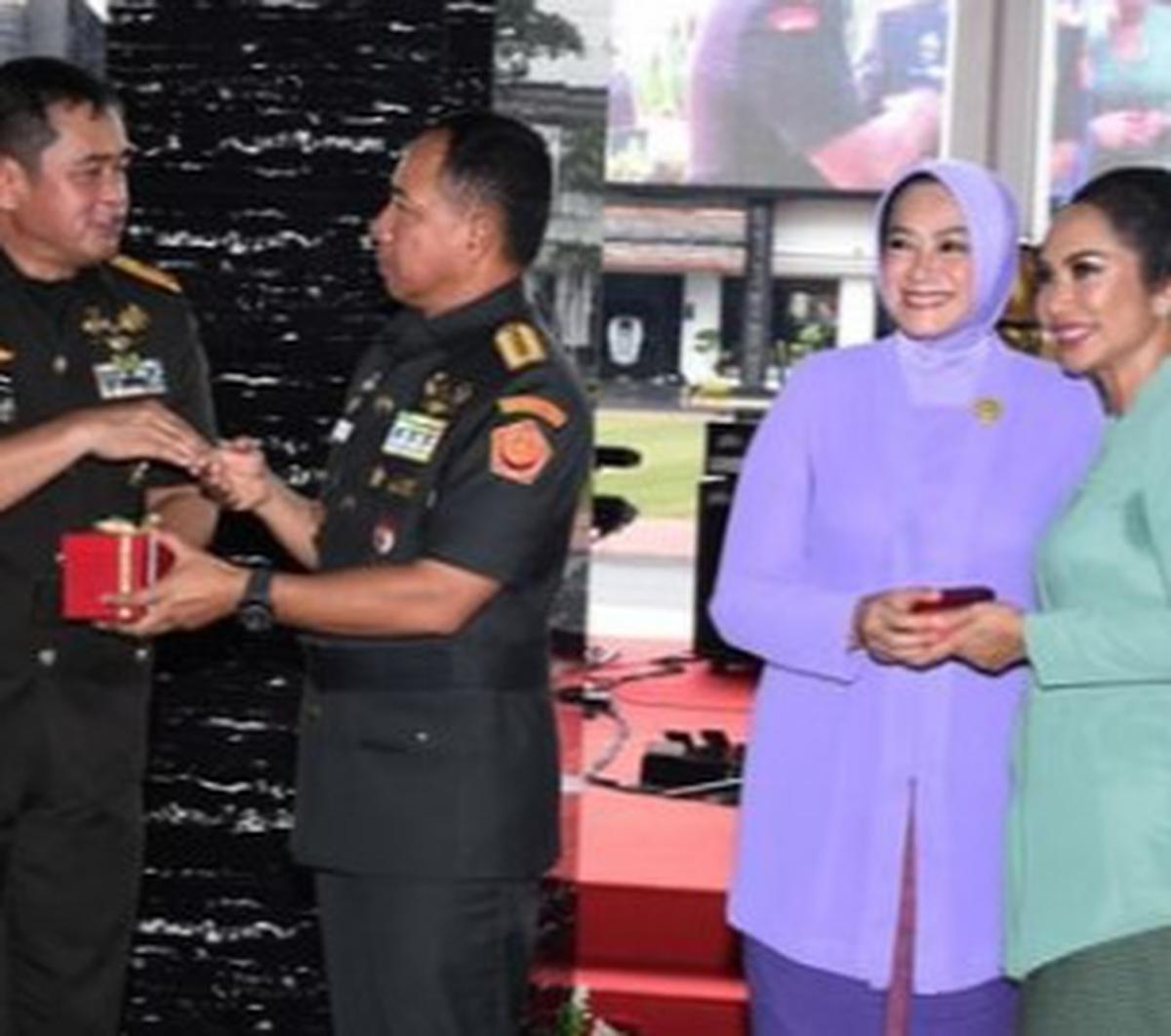 Bahkan ada cerita tak terduga juga di balik pelantikan Maruli sebagai Kasad. Momen tersebut datang dari sang istri, Paulina Pandjaitan. <br>