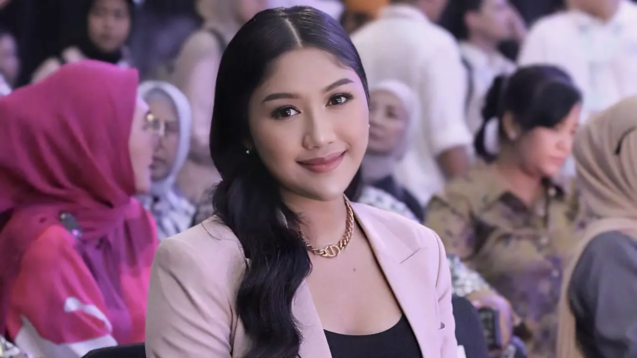 6 Gaya Erina Gudono Jadi Bumil Cantik Pakai Outfit Semi Formal dengan Choker dan Sandal Puluhan Juta