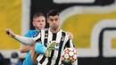 Penyerang Juventus, Alvaro Morata mengontrol bola dari kawalan pemain Zenit St. Petersburg, Dmitriy Chistyakov pada pertandingan Grup H Liga Champions di Gazprom Arena di St.Petersburg, Rusia, Kamis (21/10/2021). Juventus menang atas Zenit St. Petersburg 1-0. (AP Photo/Dmitry Lovetsky)