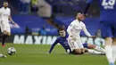 Gelandang Real Madrid, Eden Hazard saat dilanggar bek Chelsea, Andreas Chistensen pada pertandingan leg kedua semifinal Liga Champions di Stamford Bridge di London, Kamis (6/5/2021). Chelsea akan bertemu Manchester City di babak final. (AP Photo/Alastair Grant)