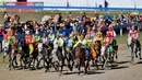 Para joki muda berlomba dalam babak penyisihan balap kuda 8 kilometer yang digelar di festival balap kuda tradisional di Nagqu, Daerah Otonom Tibet, China, 12 Agustus 2020. Po Karyu, seorang joki berusia 13 tahun dari Wilayah Nyainrong, akhirnya keluar sebagai juara di babak final. (Xinhua/Zhang Ruf
