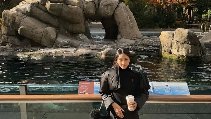 Gaya All-Black Anya Geraldine Liburan Musim Dingin di New York, Curi Atensi Pakai Tas Tupai Rp41 Juta-an
