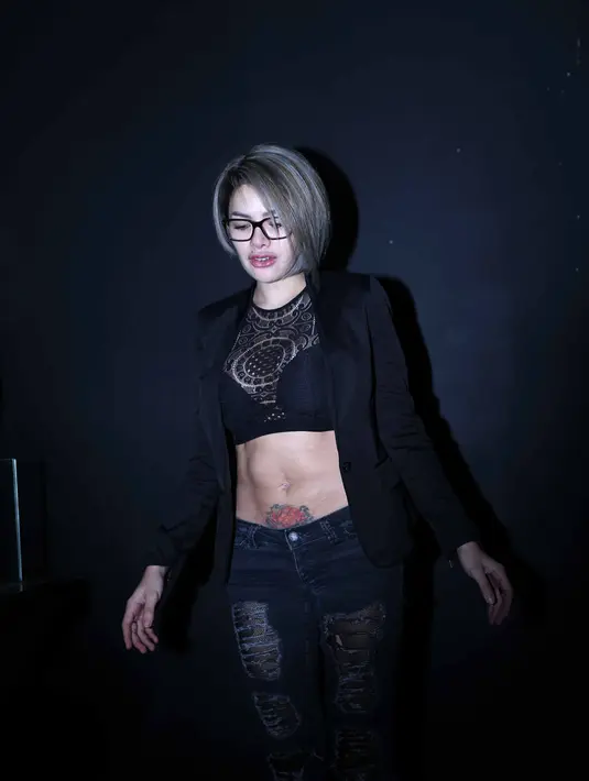 Nikita Mirzani tidak mengalami kesulitan memerankan pelajur dalam film yang diangkat dari novel karya Moamar Emka tersebut. Janda dua kali itu juga tidak takut dengan anggapan negative orang mengenai dirinya. (Nurwahyunan/Bintang.com)