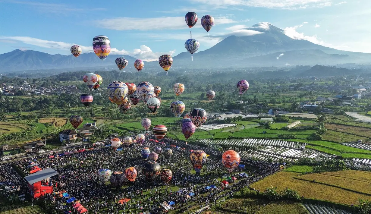Foto udara menunjukkan balon udara mengambang di udara saat festival balon udara tahunan di Wonosobo, Jawa Tengah, pada Rabu 2 April 2025. (DEVI RAHMAN/AFP)