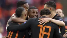 Kemenangan 3-0 Belanda atas Makedonia Utara dalam laga terakhir Grup C Euro 2020 (Euro 2021), Senin (21/6/2021) selain memastikan tersingkirnya Makedonia Utara dan lolosnya Belanda ke 16 Besar dengan poin sempurna, juga memuat 4 fakta menarik. Apa saja? (Foto: AP/Pool/Kenzo Tribouillard)