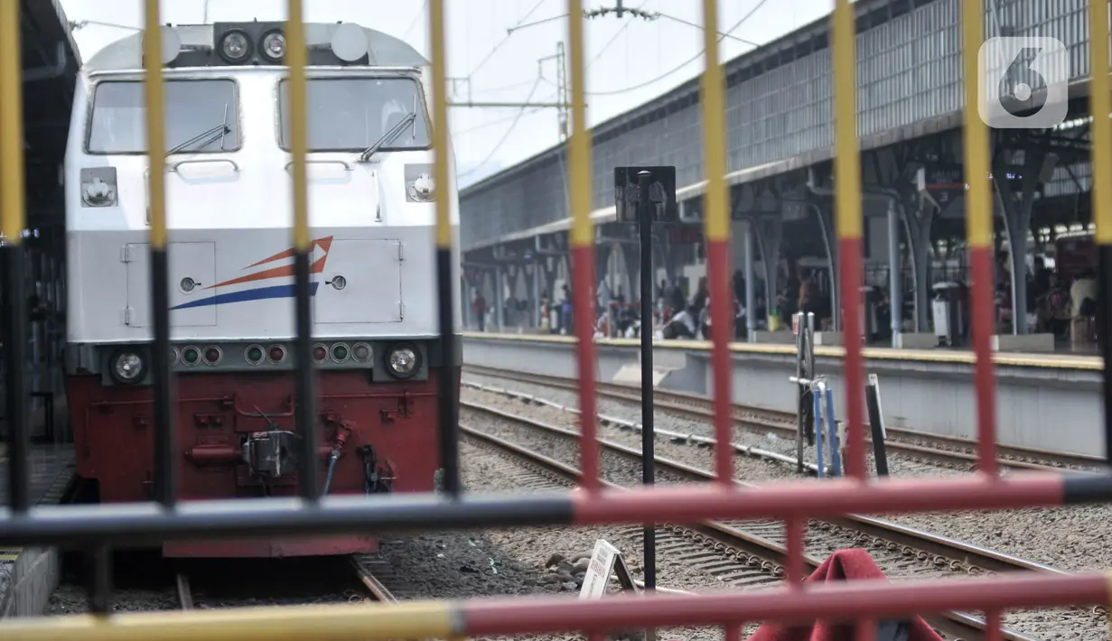 Kereta api jarak jauh saat menunggu keberangkatan di Stasiun Pasar Senen, Jakarta, Minggu (29/3/2020). PT KAI (Persero) Daop 1 Jakarta membatalkan 28 perjalanan Kereta Api keberangkatan jarak jauh mulai 1 April - 1 Mei 2020 dalam upaya memutus penyebaran virus corona. (merdeka.com/Iqbal S Nugroho)