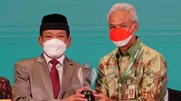 Badan Amil Zakat Nasional (Baznas) Republik Indonesia memberikan penghargaan kepada Gubernur Jawa Tengah Ganjar Pranowo di The Sultan Hotel, Jakarta, Senin (17/1).