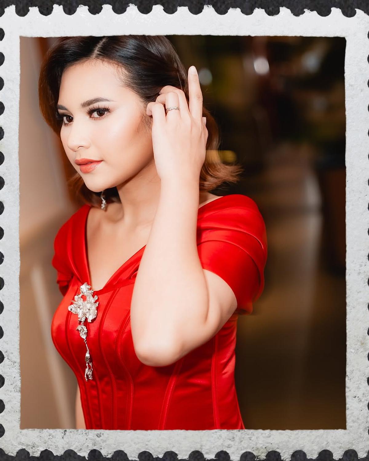 5 Potret Cantik Indah Permatasari di Gala Premier Film 'SETAN BOTAK', Pakai Gaun Merah Menyala