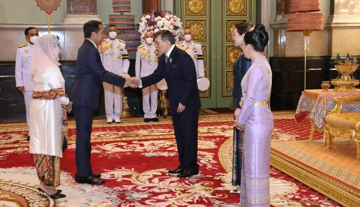 Presiden Joko Widodo dan Iriana Jokowi melakukan royal audience dengan Raja Thailand Maha Vajiralongkorn dan Ratu Suthida Bajrasudhabimalalakshana di Chakri Maha Prasat Throne Hall, Bangkok, Jumat (18/11/2022). Pertemuan ini berlangsung di sela-sela Konferensi Tingkat Tinggi (KTT) APEC 2022. (Foto: Bureau of the Royal Household, Kingdom of Thailand)