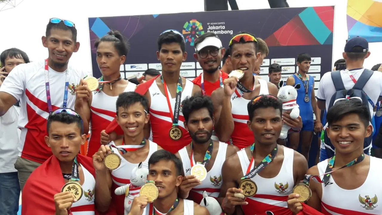 Tim dayung putra Indonesia merebut medali emas nomor ringan delapan putra di Asian Games 2018