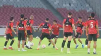 Pemain Persija Jakarta menggelar sesi latihan jelang menghadapi Persebaya Surabaya pada laga pekan ke-28 BRI Liga 1 2024-2025 di Stadion Utama Gelora Bung Karno, Jakarta, Jumat, (11/4/2025). (Bola.com/M Iqbal Ichsan)