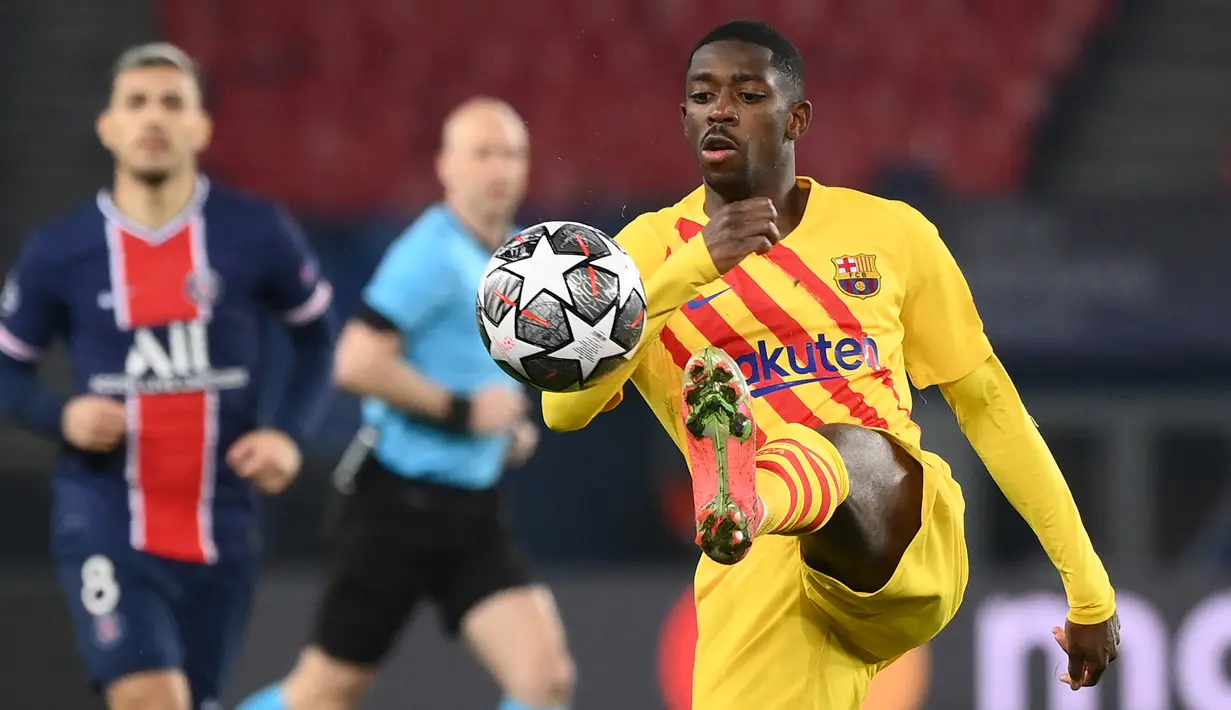 Ousmane Dembele. Pemain asal Prancis ini merupakan pemegang rekor sayap kanan termahal saat ini. Ia didatangkan Barcelona dari Borussia Dortmund pada awal musim 2017/2018 dengan nilai transfer 135 juta euro. Hingga kini, seringnya cedera membuat permainannya belum optimal. (AFP/Franck Fife)