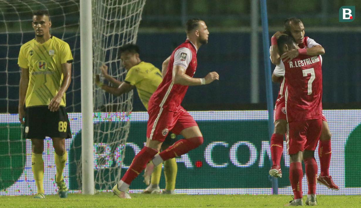 Para pemain Persija Jakarta merayakan gol yang dicetak oleh Marko Simic ke gawang Barito Putera pada laga perempat final Piala Menpora 2021 di Stadion Kanjuruhan, Malang, Sabtu (10/4/2021). Persija Jakarta menang dengan skor 1-0. (Bola.com/Arief Bagus)