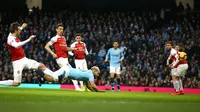 Striker Manchester City, Sergio Aguero menyundul bola saat mencetak gol ke gawang Arsenal pada Premier League di Stadion Etihad, Manchester, Inggris, Minggu (3/2). Manchester City menang 3-1 atas Arsenal. (AP Photo/Dave Thompson)