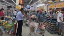 Warga Qatar mengantre untuk membayar belanjaan mereka di sebuah supermarket di Doha, Senin (5/6). Pasca diumumkan pemutusan hubungan Diplomatik Qatar-Saudi, warga Qatar menyerbu toko makanan untuk memenuhi stok barang kebutuhan mereka. (Doha News via AP)