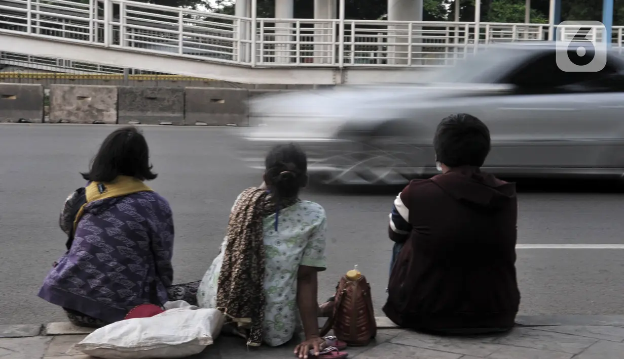 Penyandang Masalah Kesejahteraan Sosial (PMKS) menunggu warga memberikan sedekah di pinggir jalan, Jakarta, Rabu (13/5/2020). Menjelang sore, sejumlah PMKS mulai bermunculan di pinggir jalan raya Ibu Kota. (merdeka.com/Iqbal S. Nugroho)