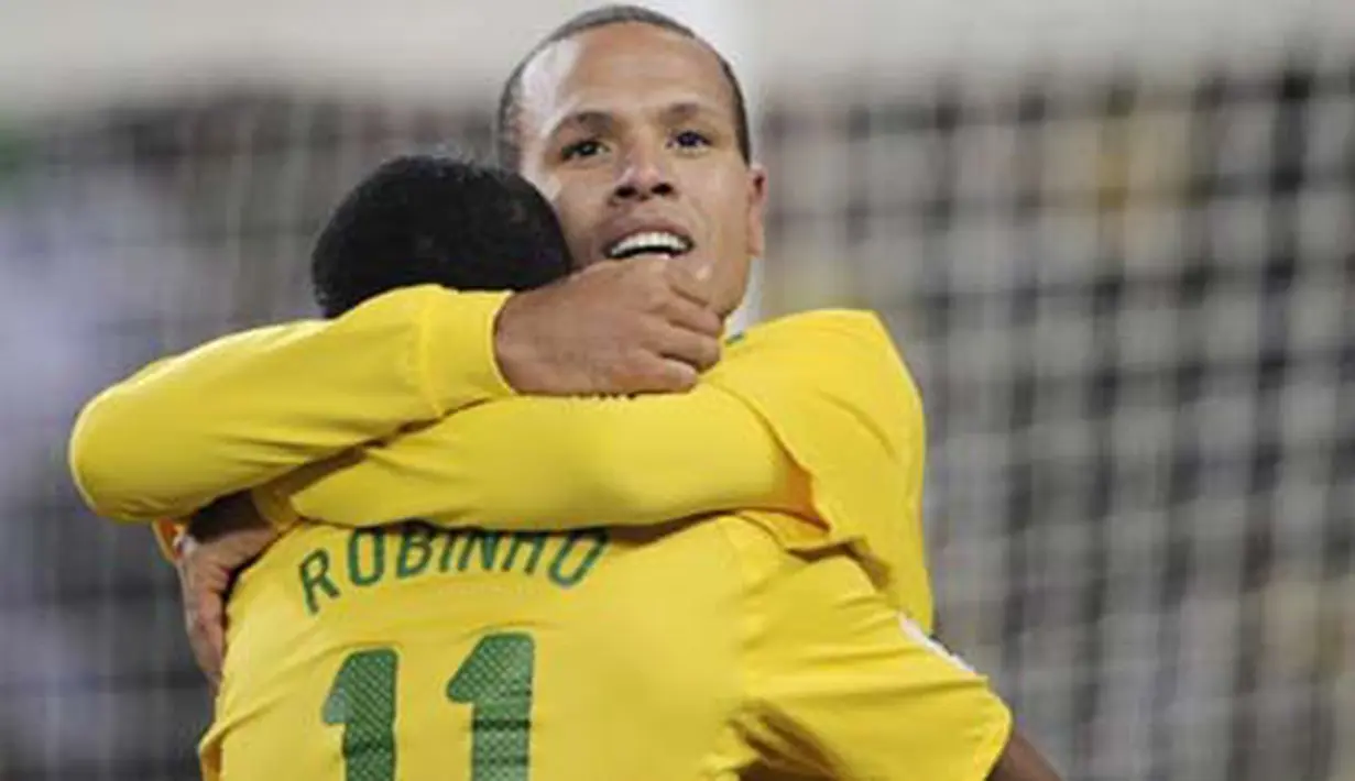 Selebrasi striker Brazil Luis Fabiano (kanan) dan Robinho di laga penyisihan Grup G PD 2010 di Soccer City Stadium, Johannesburg, 20 Juni 2010. Brasil unggul 3-1. AFP PHOTO / FABRICE COFFRINI 