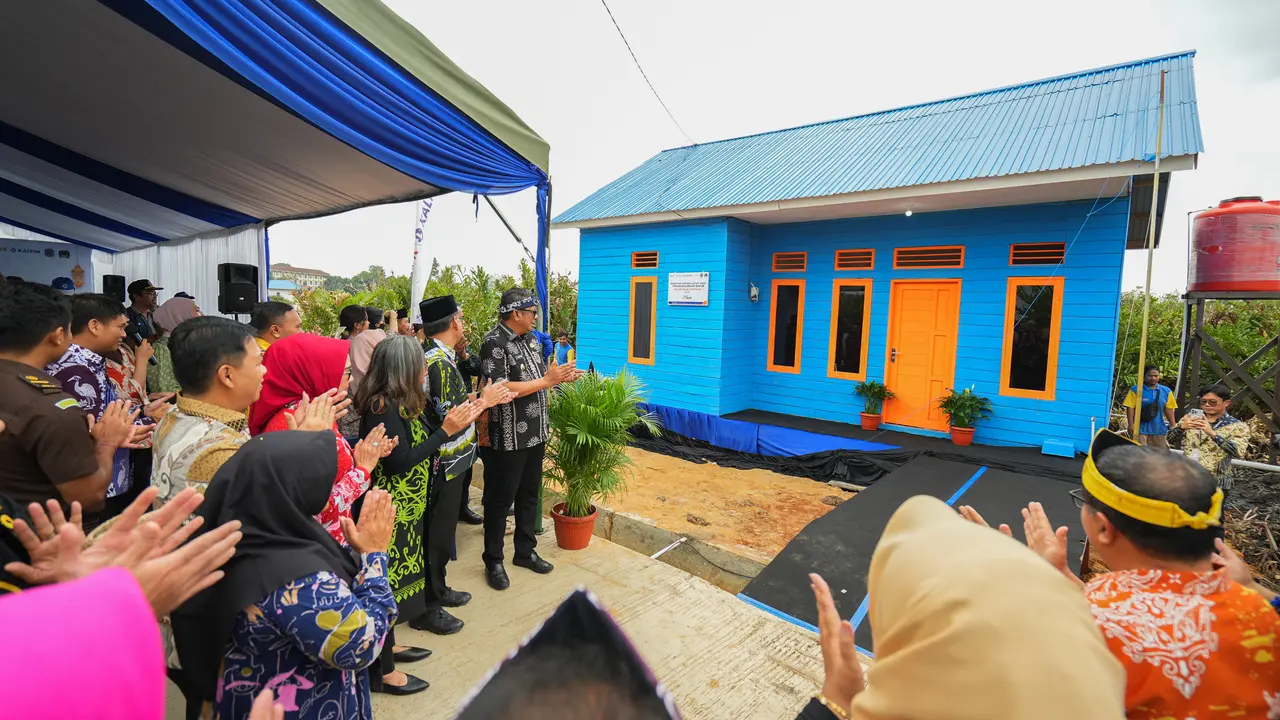 Pupuk Kaltim salurkan bantuan relokasi empat rumah warga terdampak banjir