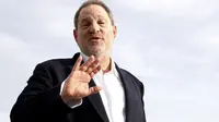 Harvey Weinstein, belum juga usai menjadi sorotan publik akibat skandal seks yang dilakukannya sejak tiga dekade lalu. Setelah banyak korban buka suara, seketika kehidupan Harvey juga berubah. (AFP/Valery Hache)