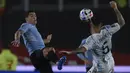Penyerang Uruguay Luis Suarez berebut bola dengan gelandang Argentina Leandro Paredes pada laga Kualifikasi Piala Dunia 2022 Zona Amerika Selatan di Monumental stadium, Senin (11/10/2021) pagi WIB. Argentina melibas Uruguay dengan skor 3-0. (Juan Mabromata / AFP)