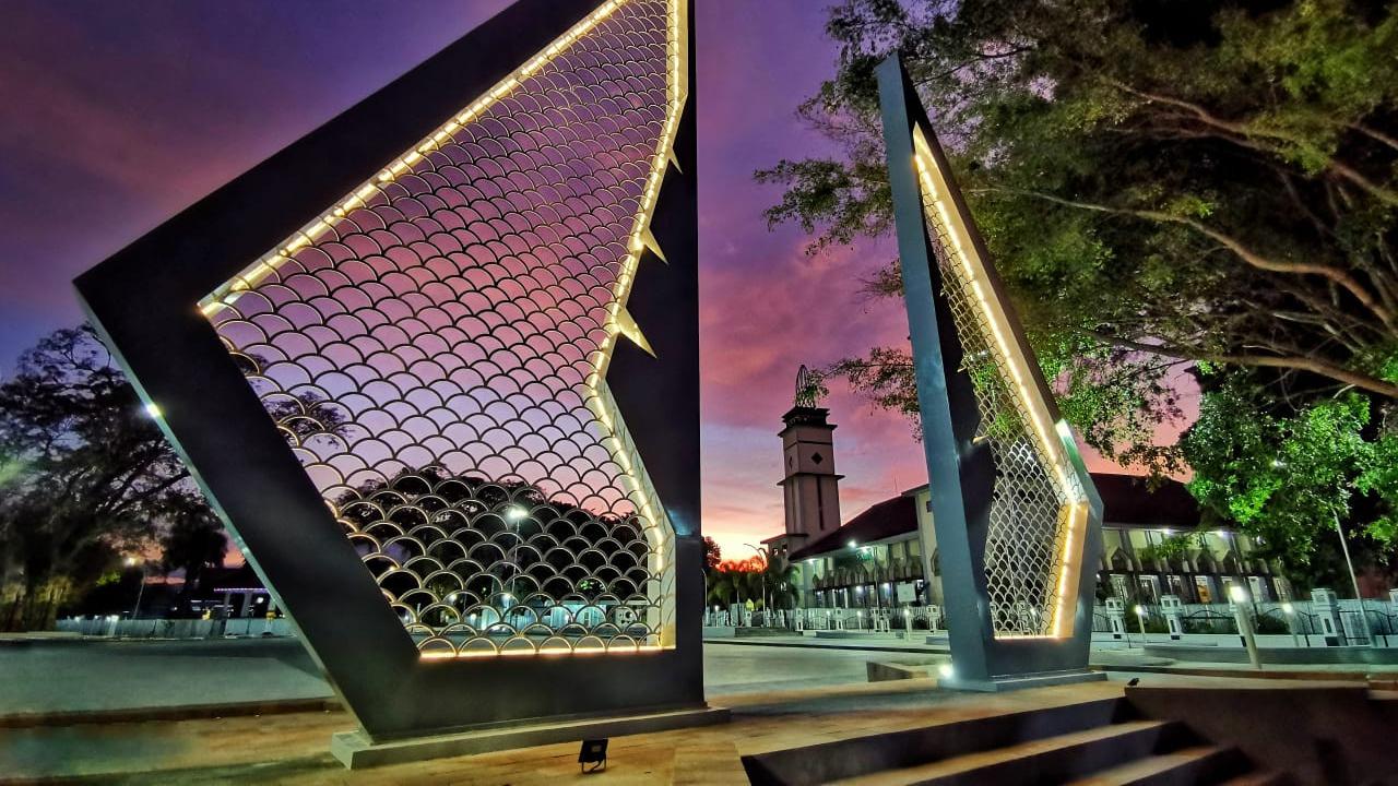 Sebuah papan Gerbang besar Alun-alun Garut hasil kreasi selama proses revitalisasi, nampak asri saat disaksikan pada malam hari di kawasan area ALun-alun Garut, Jawa Barat.