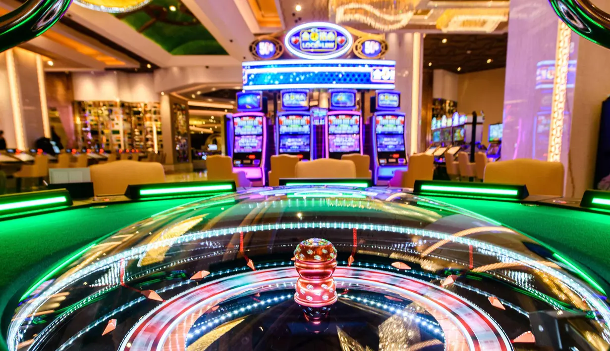 Mesin game terlihat di kasino resor MGM Cotai di Macau (13/2). MGM China membuka resor mega multi-miliar dolar baru di strip Cotai yang mewah di Macau menyusul beberapa penundaan pada proses persetujuan pemerintah. (AFP Photo/Anthony Wallace)