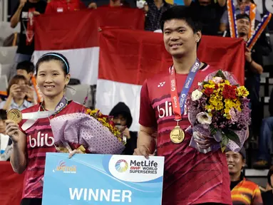 Ganda campuran Indonesia, Praveen Jordan/Debby Susanto saat penganugerahan medali seusai mengalahkan ganda China Wang Yilyu/Huang Dongping pada final Korea Terbuka 2017, Minggu (17/9). Praveen/Debby unggul dengan skor 21-17, 21-18. (AP/Ahn Young-joon)