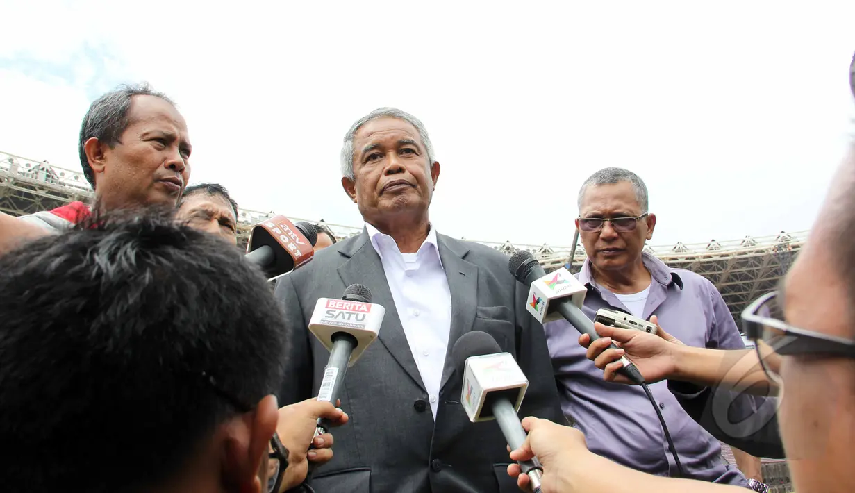 Ketua umum PSSI Djohar Arifin Husin memberikan keterangan pers usai meninjau kondisi lapangan di SGBK, Jakarta (26/3/2015). Peninjauan dilakukan sebagai persiapan menjelang Kualifikasi grup H Piala Asia 2016. (Liputan6.com/Helmi Afandi)