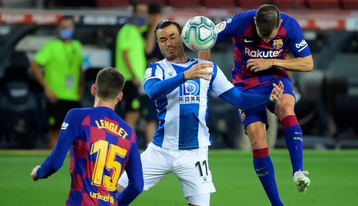 Pemain Espanyol, Javier Puado (kiri) berebut bola dengan bek Barcelona, Jordi Alba pada lanjutan pertandingan La Liga Spanyol di Camp Nou, Kamis (9/7/2020) dini hari WIB.  Barcelona menang tipis 1-0 atas Espanyol lewat gol yang dicetak Luis Suarez. (LLUIS GENE / AFP)