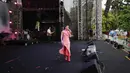 Kehadirannya di atas panggung seolah menjadi penyejuk di tengah rintik hujan yang membasahi area festival. Tampak dalam foto, penyanyi Christie saat tampil dalam gelaran KapanLagi Buka Bareng (KLBB) Festival 2026 hari pertama di Stadion Madya, Kompleks Gelora Bung Karno, Senayan, Jakarta, Sabtu 28 Februari 2026. (Fimela.com/Adrian)