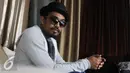 Glenn Fredly berpose usai jumpa pres aplikasi Alfatainment di kawasan Pangeran Antasari, Jakarta, Rabu (27/04). Menurut Glenn, baik di depan atau di belakang kamera, Nikita Mirzani tetap berperilaku sama. (Liputan6.com/Herman Zakharia)