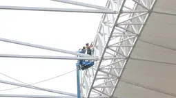 Pemasangan atap Velodrome oleh tenaga ahli luar negri di Rawamangun, Jakarta Timur, (3/11/2017). Velodrome akan di gunakan untuk Asian Games 2018. (Bola.com/Nick Hanoatubun)