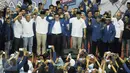 Cagub-Cawagub DKI Jakarta, Anies-Sandi bersama Ketua DPW PAN, Eko Hendro Purnomo saat deklarasi di GOR Jakarta Utara, Sabtu (18/3). DPW PAN DKI Jakarta deklarasikan dukungan untuk Anies-Sandi sebagai Cagub-Cawagub DKI Jakarta. (Liputan6.com/Yoppy Renato)