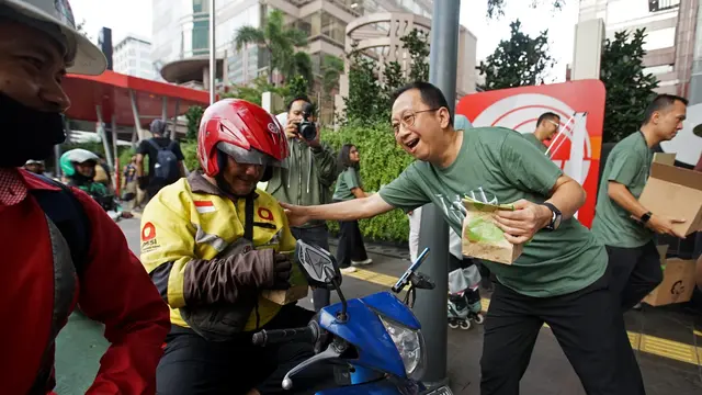 Asia Pulp & Paper Group (APP Group) bersinergi dengan Tzu Chi APP Thamrin mengadakan kegiatan berbagi takjil bagi masyarakat sekitar, pedagang, ojek online, kurir, cleaning service, security, dan pekerja lainnya di daerah Thamrin. (Dok Sinar Mas)