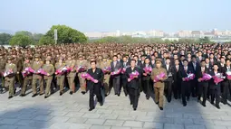 Para pengembang roket balistik strategis Hwasong-12 saat mengunjungi patung Presiden Kim Il Sung dan pemimpinnya. Kim Jong Il di Mansu Hill di Pyongyang pada 18 Mei. (AFP Photo/KCNA Via KNS/Str/South Korea Out)