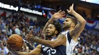 Aksi Derrick Rose (no 25) berduel dengan JJ Barea saat Timberwolves bertemu Mavericks di laga NBA (AP)