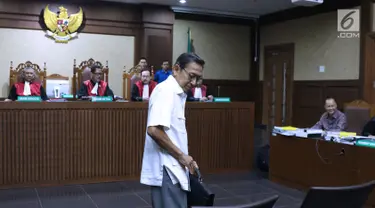 Mantan Wapres, Boediono bersiap memberi kesaksian pada sidang lanjutan dugaan korupsi penerbitan SKL BLBI dengan terdakwa mantan kepala BPPN, Syafruddin Arsyad Temenggung di Pengadilan Tipikor, Jakarta, Kamis (19/7). (Liputan6.com/Helmi Fithriansyah)