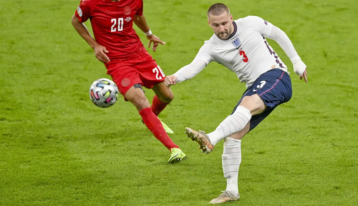 Luke Shaw - Bek yang tampil gemilang sepanjang perhelatan akbar Euro 2020 ini harus merasakan pahitnya gagal menjadi juara. Ia kalah di dua final ajang Eropa. (Foto:AP/Justin Tallis, Pool)
