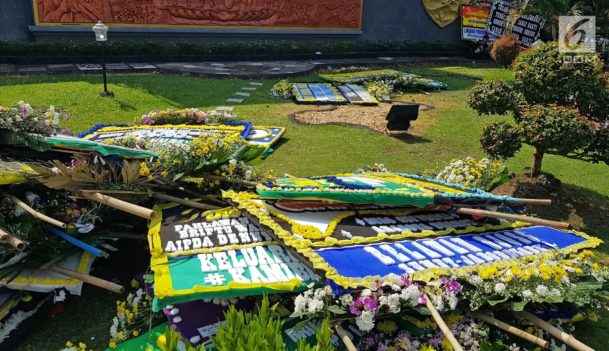 Karangan bunga menghiasi komplek Mako Brimob Kelapa Dua, Depok, Jawa Barat, Jumat (11/5). Puluhan karangan bunga dari sejumlah pejabat negara memadati pekarangan Mako Brimob. (Liputan6.com/Herman Zakharia)