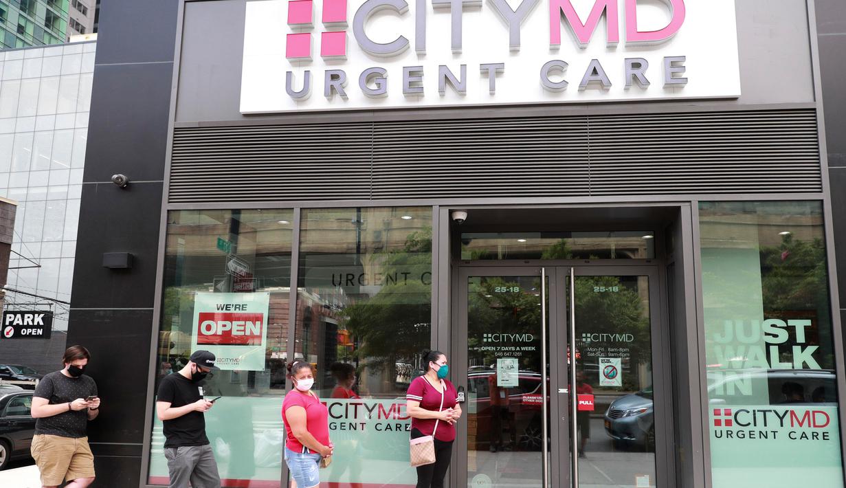 Sejumlah orang menunggu di luar sebuah klinik untuk tes COVID-19 di New York, 8 Juli 2020. Jumlah kasus COVID-19 di AS telah melampaui angka 3 juta pada Rabu (8/7), tepatnya 3.009.611 kasus hingga pukul 11.34 waktu setempat, menurut lembaga CSSE di Universitas Johns Hopkins. (Xinhua/Wang Ying)