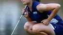 Jeongeun6 Lee dari Korea Selatan bersiap memukul bola untuk memasuki lubang kesembilan selama putaran pertama turnamen golf golf wanita AS Terbuka di Shoal Creek, Ala (31/5). (AP Photo / Butch Dill)