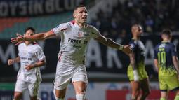 Pemain Persis Solo, Jaimerson Da Silva Xavier melakukan selebrasi setelah mencetak gol pertama timnya pada laga lanjutan BRI Liga 1 2022/2023 antara Persib Bandung melawan Persis Solo di Stadion Pakansari, Bogor, Selasa (04/04/2023). (Bola.com/Bagaskara Lazuardi)