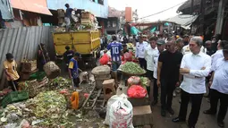 Penertiban PKL terjadi saat Wali Kota Bogor, Dedie Rachim, meninjau kawasan bekas pasar pada Rabu 25 Maret 2026 pagi. Tampak dalam foto, Wali Kota Bogor, Dedie A. Rachim (kanan) saat meninjau penertiban Pedagang Kaki Lima (PKL) di Eks Pasar Bogor, Jawa Barat, Rabu (25/3/2026). (merdeka.com/Arie Basuki)