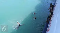 Anak-Anak Pemburu Koin Menantang Maut di Pelabuhan Merak