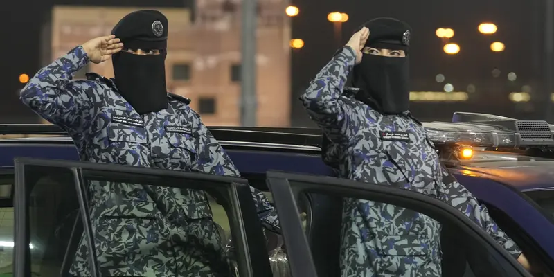 Parade militer Arab Saudi untuk pengamanan haji