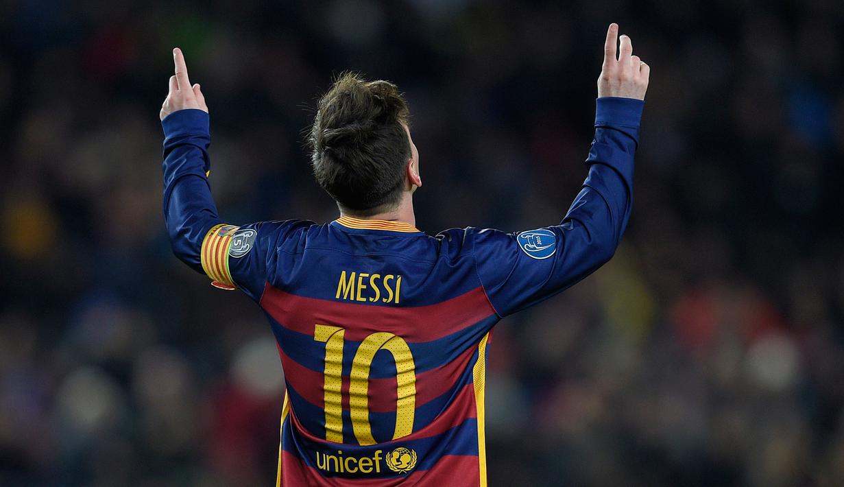 Penyerang Barcelona, Lionel Messi melakukan selebrasi usai mencetak gol keduanya kegawang AS Roma pada laga Grup E Liga Champions di Camp Nou, Spanyol, Rabu (25/11). Barcelona menang telak atas AS Roma dengan skor 6-1. (AFP/Lluis GENE)